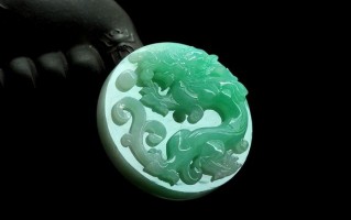 翡翠工艺品怎么做假2、用什么原料才能把假翡翠里面的绿给泡出来？