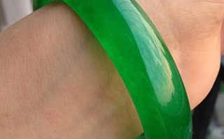 细条阳绿翡翠手镯价格「20万到底能不能买到玻璃种阳绿的翡翠」