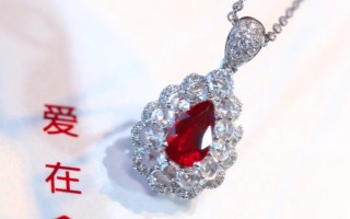 少见的玻璃体哦~这枚鲜亮的“鸽血红”红宝石吊坠，你喜欢吗？