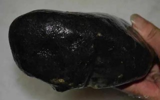 翡翠赌石皮壳有哪些颜色都有什么特点，翡翠皮壳的特征