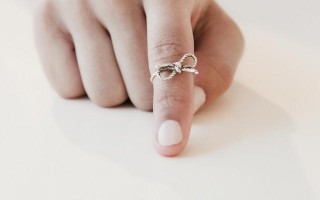 戒指戴戒指为什么要戴在左手上呢，戴在左手上有什么讲究（为什么戒指要戴在左手上）