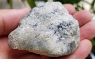 极品玻璃种翡翠原石，别看个头那么小，浓缩才是精华
