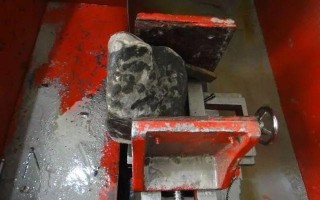 翡翠原石怎么加工打磨成玉器，泰山玉原石怎么加工打磨