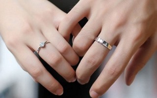 结婚戒指男女婚戒戴哪个手指戴哪个手指的浪漫说法你喜欢吗「男女婚戒戴哪只手，你知道吗？」