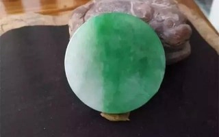 翡翠手镯石纹绿色「飘绿多纹裂的翡翠」