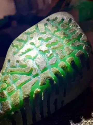 缅甸翡翠矿床翡翠皮壳表现相差颇大的翡翠皮壳表现相差颇大