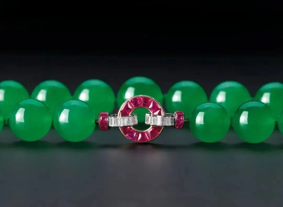 顶级帝王绿翡翠珠链拍卖在即，全球最昂贵的翡翠珠宝  第2张
