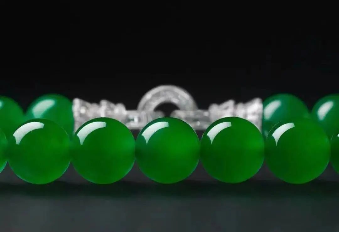 顶级帝王绿翡翠珠链拍卖在即，全球最昂贵的翡翠珠宝  第6张