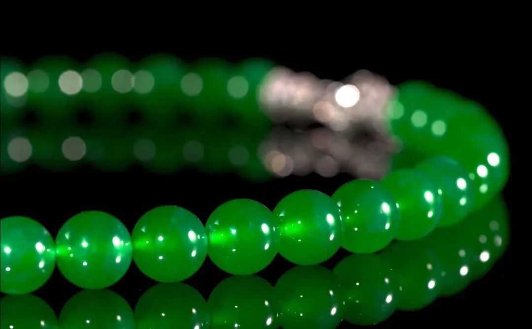 顶级帝王绿翡翠珠链拍卖在即，全球最昂贵的翡翠珠宝  第3张