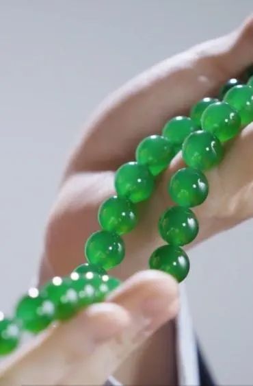 顶级帝王绿翡翠珠链拍卖在即，全球最昂贵的翡翠珠宝  第1张