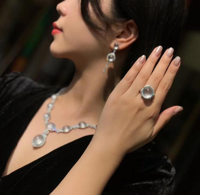 有东方韵味的翡翠项链时尚而高贵演绎属于气质女性的独特美感  第7张