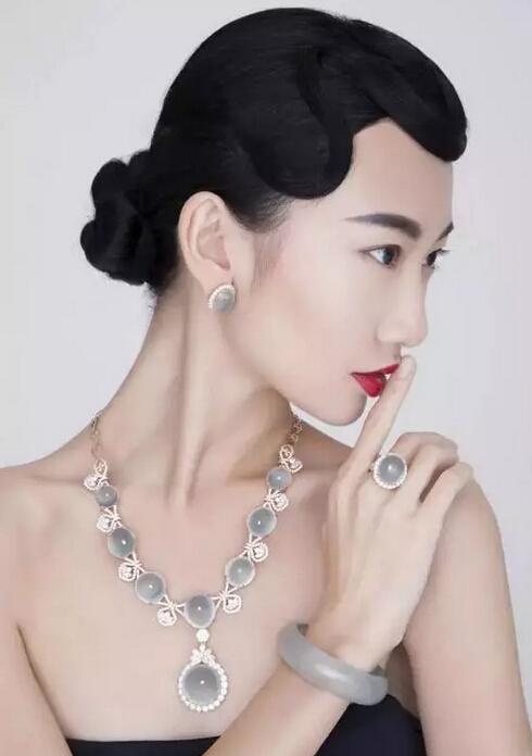 有东方韵味的翡翠项链时尚而高贵演绎属于气质女性的独特美感  第2张