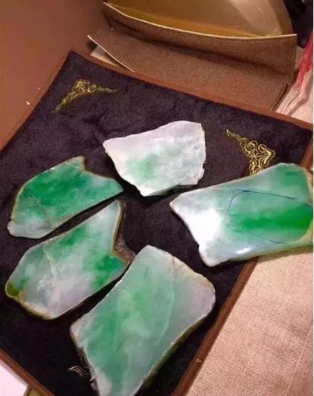 断了的绿色翡翠手镯图片「12万买的的翡翠赌石」  第4张