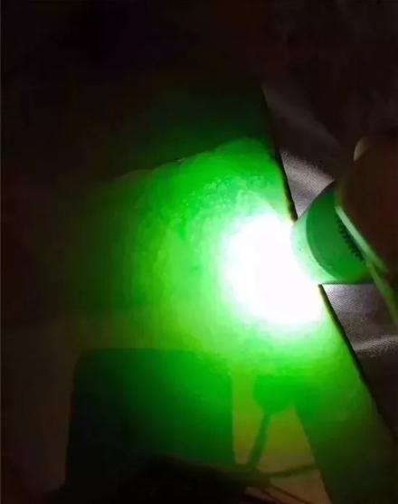 断了的绿色翡翠手镯图片「12万买的的翡翠赌石」  第2张