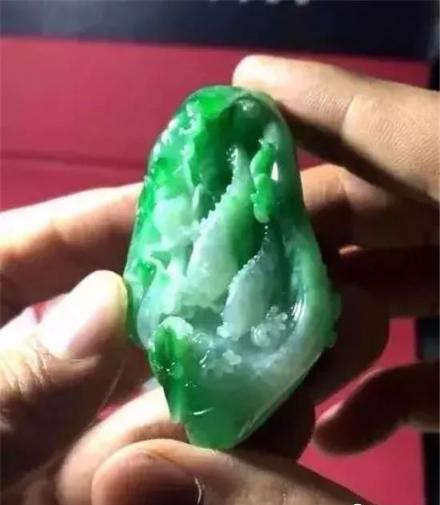 断了的绿色翡翠手镯图片「12万买的的翡翠赌石」  第7张