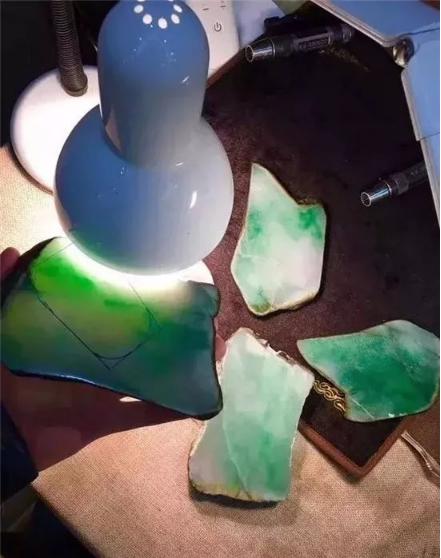 断了的绿色翡翠手镯图片「12万买的的翡翠赌石」  第5张