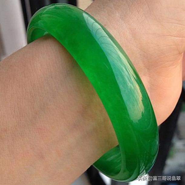 细条阳绿翡翠手镯价格「20万到底能不能买到玻璃种阳绿的翡翠」  第1张
