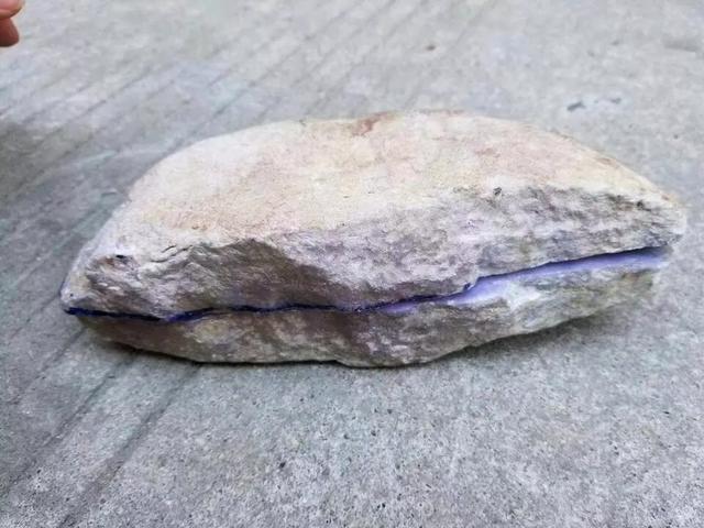 紫春翡翠手镯价格表「沾奶奶光花8000买的翡翠原石」  第1张