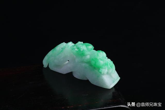 绿白翡翠手镯价格「它有可能是翡翠世界里的“阳春白雪”」  第3张