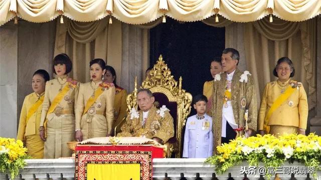 泰国皇家翡翠手镯「价值20亿泰国王室翡翠佛」  第1张