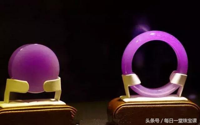 大妈花5万买的“帝王紫”竟是假翡翠？朋友说这手镯一定值钱  第9张