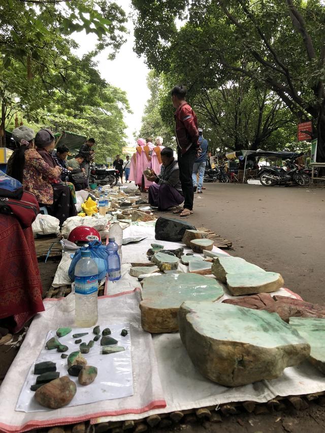 缅甸哪里有卖翡翠手镯「角湾市场捡漏满阳绿翡翠戒面」  第4张