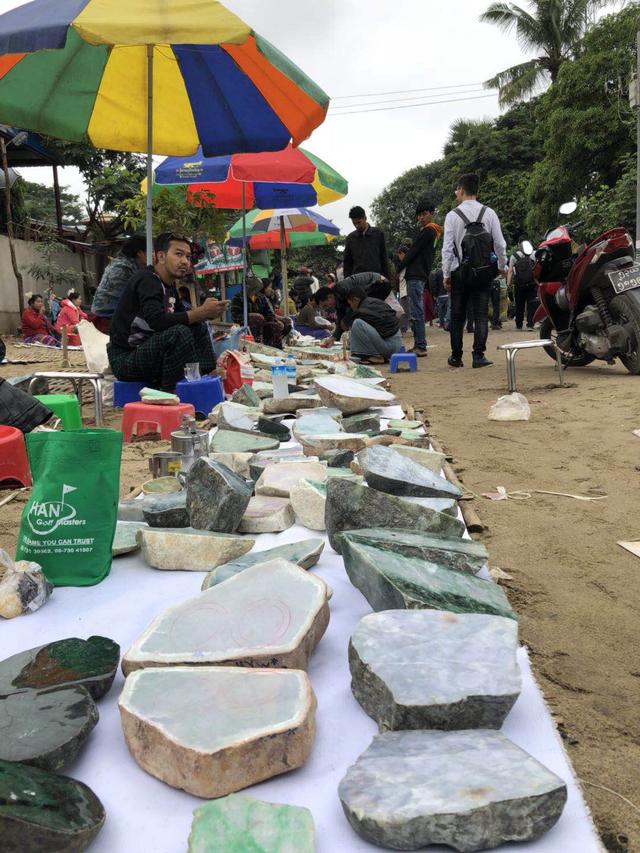 缅甸哪里有卖翡翠手镯「角湾市场捡漏满阳绿翡翠戒面」  第14张