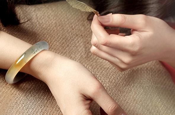 翡翠玉镯有裂纹还能戴吗，翡翠手镯的保养方法是常年佩戴的  第2张