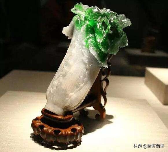 清朝玉雕技术的巅峰之作《神女翡翠白菜》，价值2亿的翡翠白菜  第1张