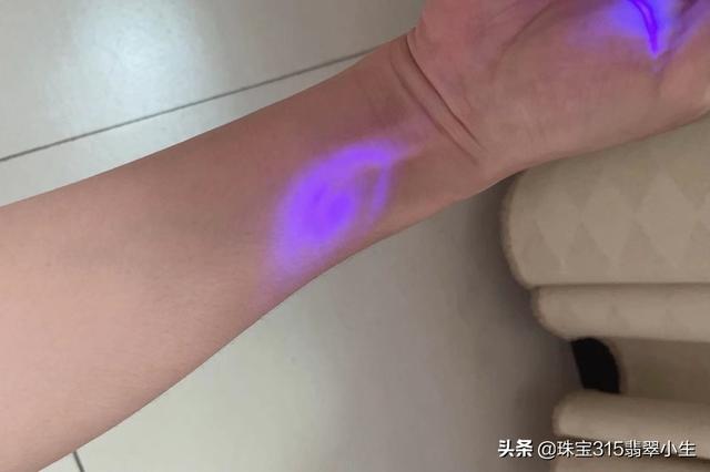 翡翠用紫光灯照有荧光反应是真的吗？怎么看翡翠手镯的真假？  第7张