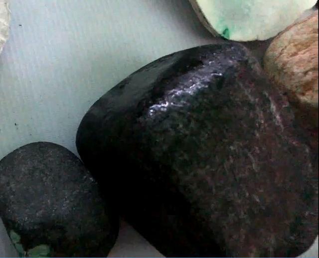 翡翠黑乌沙原石中的“巢”是什么意思？怎样去识别翡翠原石的种水  第8张