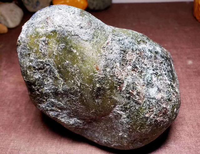 翡翠原石的16种皮壳特征图文详解（翡翠原石的16种皮壳特征图文详解）  第5张