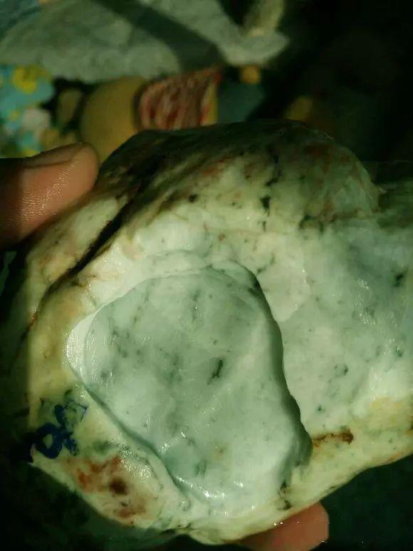 翡翠赌石(黄砂皮赌石皮壳的特征  第19张
