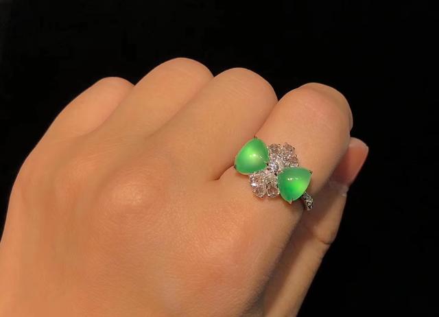 翡翠戒指佩戴在手上让人眼前一亮，这样的戒指佩戴在手上让人眼前一亮  第2张