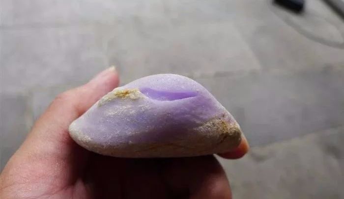 裂纹缠身的翡翠小原石，竟还取出一颗冰润紫罗兰白菜  第3张