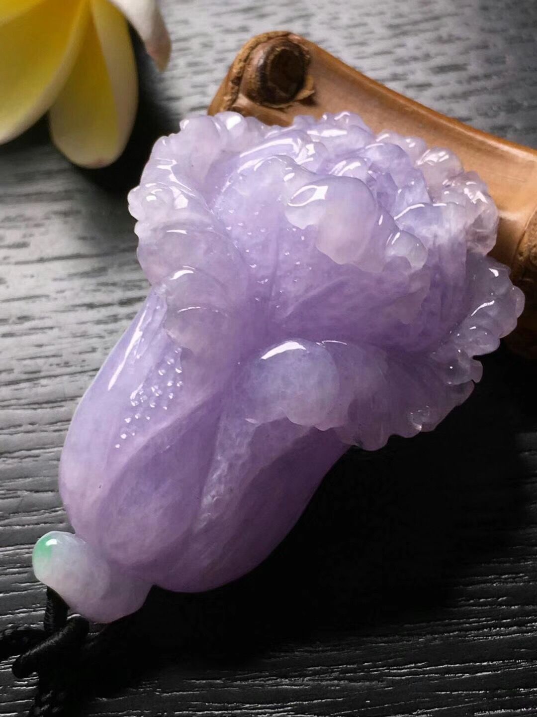 裂纹缠身的翡翠小原石，竟还取出一颗冰润紫罗兰白菜  第7张