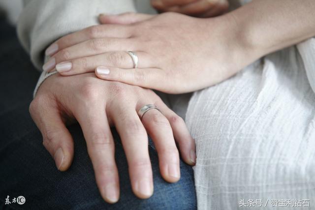 女士婚戒戴左手还是右手「已婚女人戒指戴哪只手」  第3张