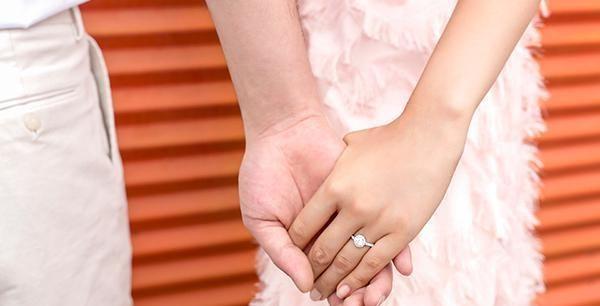 女孩子右手中指戴戒指代表什么「戒指戴法的含义女生」  第2张
