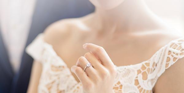 女孩子右手中指戴戒指代表什么「戒指戴法的含义女生」  第5张