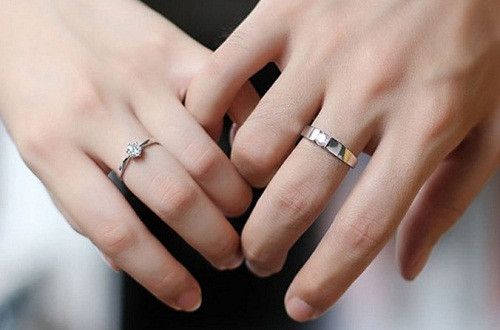 结婚戒指男女婚戒戴哪个手指戴哪个手指的浪漫说法你喜欢吗「男女婚戒戴哪只手，你知道吗？」  第1张