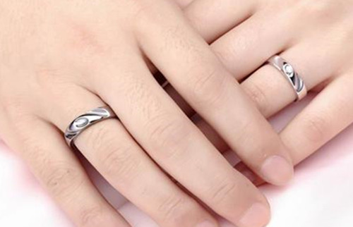 结婚戒指男女婚戒戴哪个手指戴哪个手指的浪漫说法你喜欢吗「男女婚戒戴哪只手，你知道吗？」  第2张