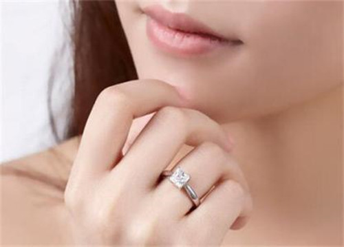 结婚戒指男女婚戒戴哪个手指戴哪个手指的浪漫说法你喜欢吗「男女婚戒戴哪只手，你知道吗？」  第3张