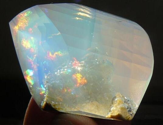 透明水晶有什么区别图片(怎么辨别透明水晶矿是真是假)  第5张