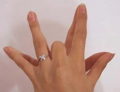 结婚戒指带中指是什么意思啊(结婚了戒指戴在中指是什么意思)  第2张