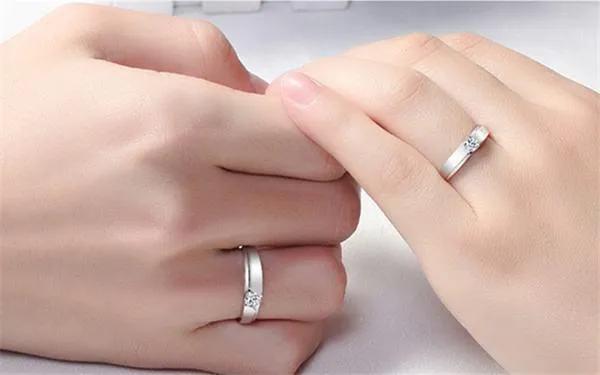 结婚戒指带中指是什么意思啊(结婚了戒指戴在中指是什么意思)  第6张