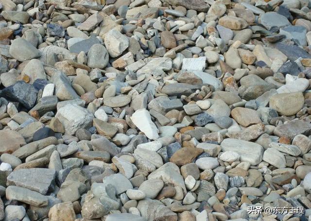 怎么分辨哪些石头是翡翠的(怎么分辨哪个石头里面有翡翠)  第3张
