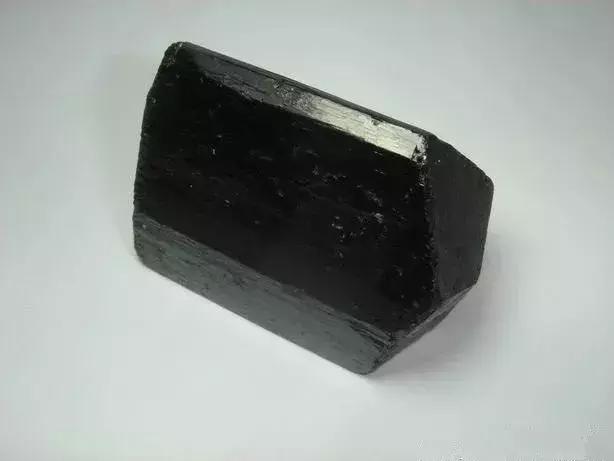 黑乌矿是什么颜色的(黑钨矿是用来做什么的)  第9张