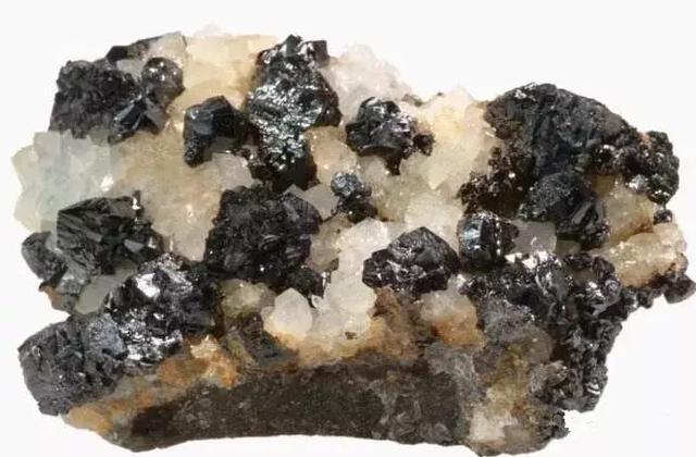 黑乌矿是什么颜色的(黑钨矿是用来做什么的)  第10张