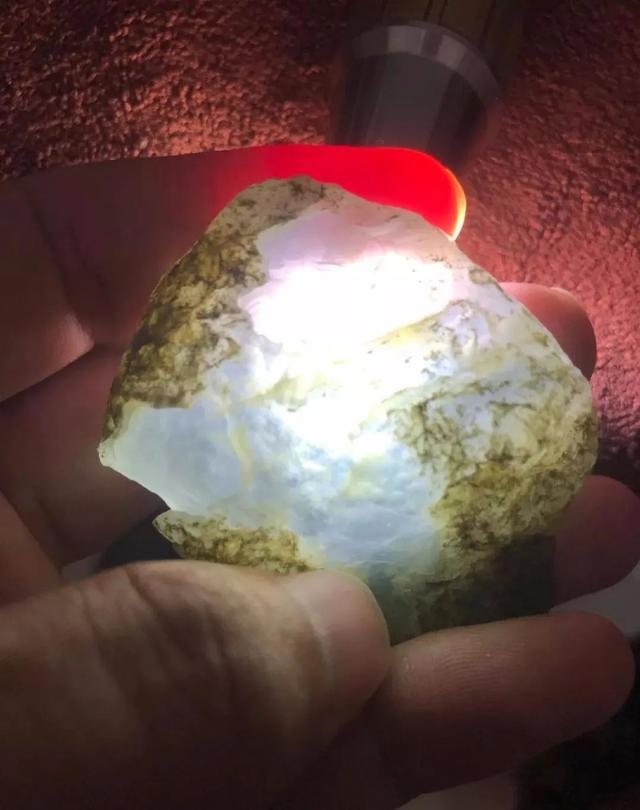 怎么证明石头是翡翠做的？天然翡翠的鉴别？  第1张