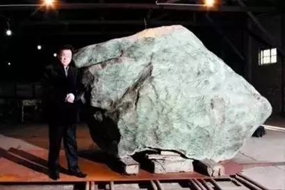 赌出吉尼斯世界纪录？山西豪客100万买一块翡翠原石，没想到打破记录  第5张